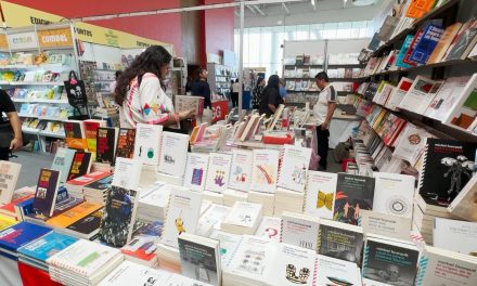 Lluvia no detiene a asistentes a Feria del Libro