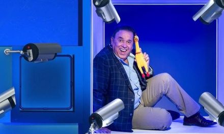 Mayito confiesa accidentalmente que tiene acceso a su celular dentro de La Casa de los Famosos