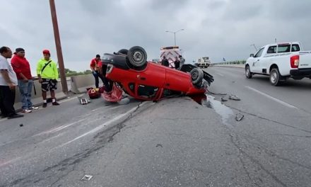 Mujer resulta lesionada en aparatosa volcadura en Saltillo