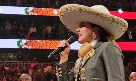 Video: Así fue como la nieta de Vicente Fernández se equivoca en el himno durante la pelea del Canelo