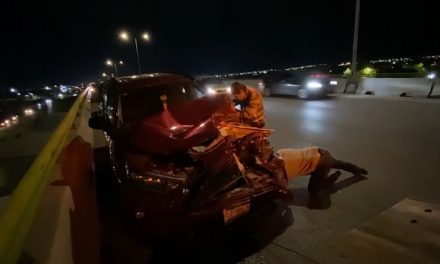 No guarda distancia y destruye su camioneta en el bulevar Fundadores