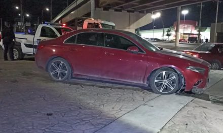 No vio a tiempo el camellón y termina estrellado en Saltillo