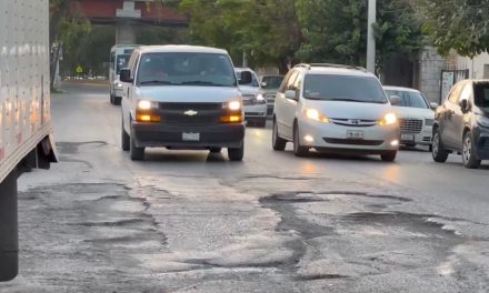 Piden habitantes de Rancho de Peña reparación de grande bache