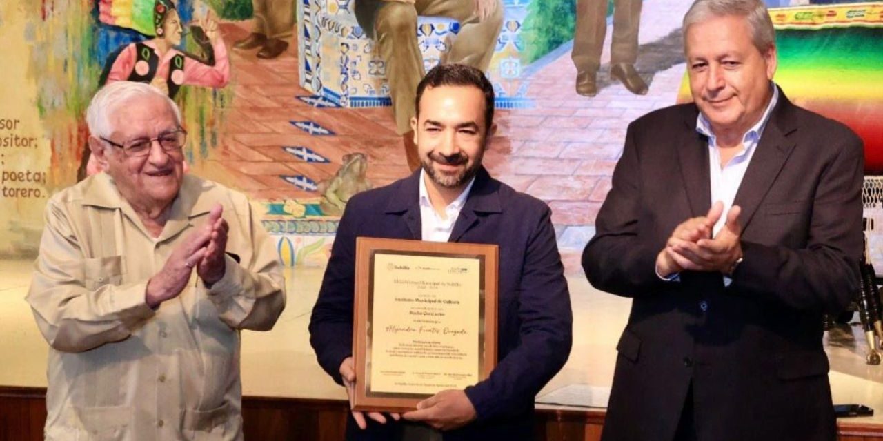 Galardonan al escultor Alejandro Fuentes Quezada como Profeta en su Tierra