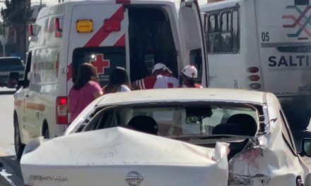 Protagonizan fuerte accidente en boulevard Fundadores