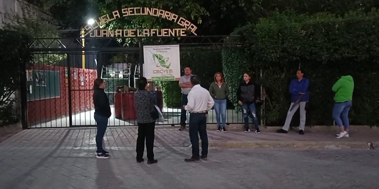 Protestan padres de familia en secundaria de Parras