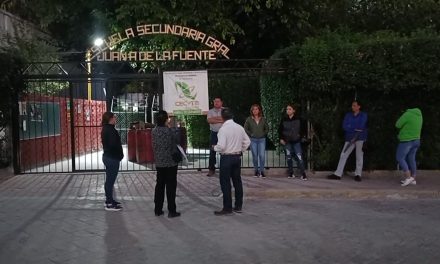 Protestan padres de familia en secundaria de Parras