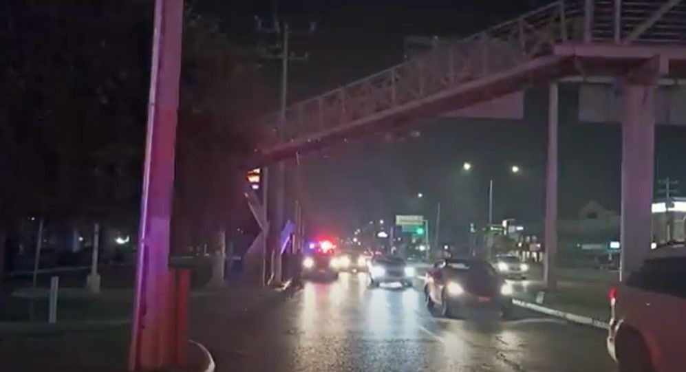 Joven quiso saltar de un puente en Saltillo y transeúntes lo impiden