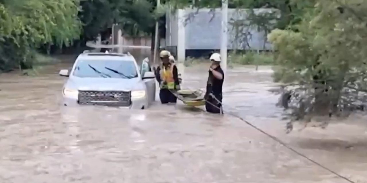 Rescatan policías y bomberos de Saltillo a mujer varada en corriente de agua