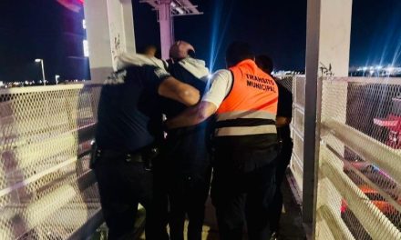 Rescatan policías de Torreón a menor que intentaba quitarse la vida desde un puente