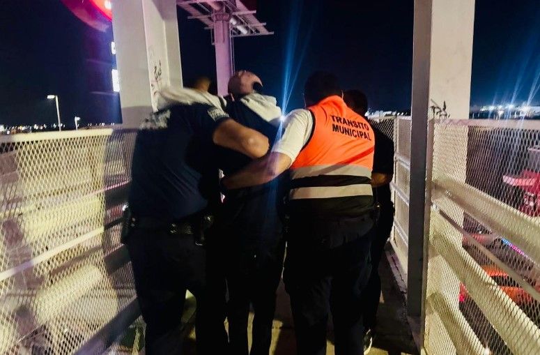 Rescatan policías de Torreón a menor que intentaba quitarse la vida desde un puente