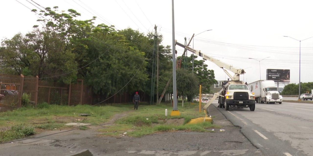 Retiran poste que estaba a punto de caer en Ramos Arizpe