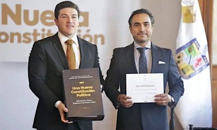 Samuel García entrega notaría y contrato de 58 mdp a su asesor personal