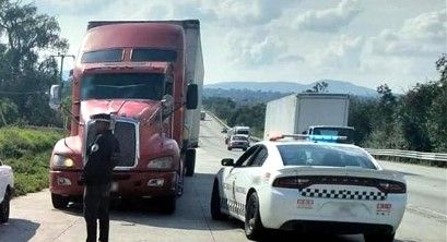 Rescatan a trailero que estaba secuestrado en la carretera México-Querétaro