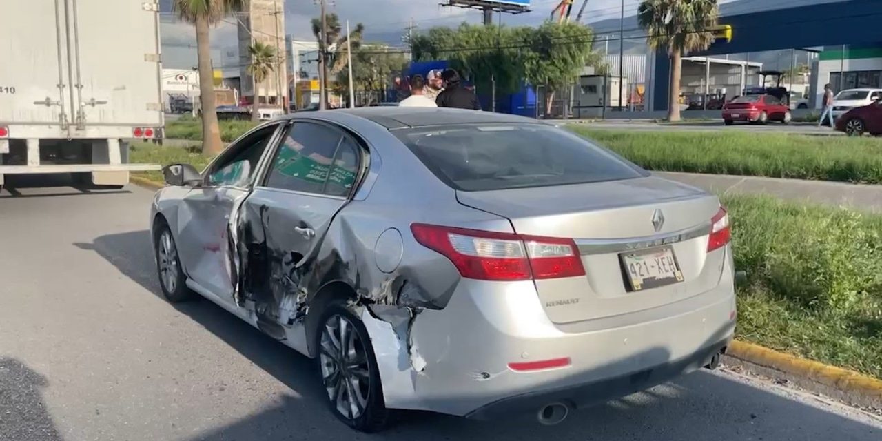 Trailero impacta vehículo en el bulevar Fundadores