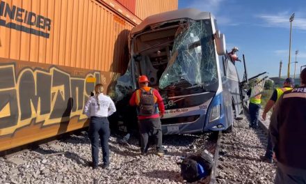 Tren embiste a camión de pasajeros en Saltillo