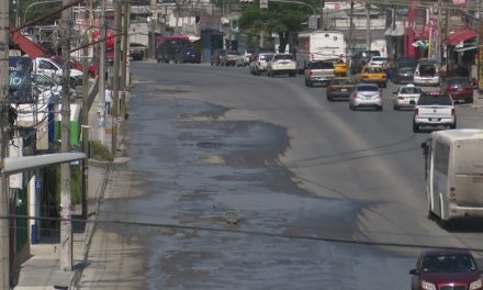Vecinos de la colonia Nogales II tienen tres días soportando aguas negras