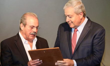 Reconoce Chema Fraustro a Enrique Martínez como Profeta en su Tierra