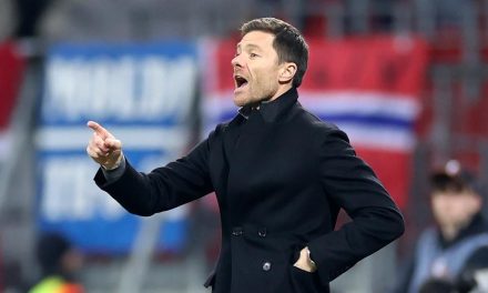 Santiago Giménez, elogiado por Xabi Alonso antes del duelo en Champions