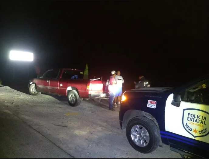 Auxilian a familia varada en la carretera Monterrey-Monclova