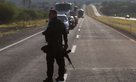 Balean a automovilistas en la carretera 53