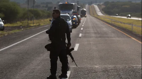 Balean a automovilistas en la carretera 53