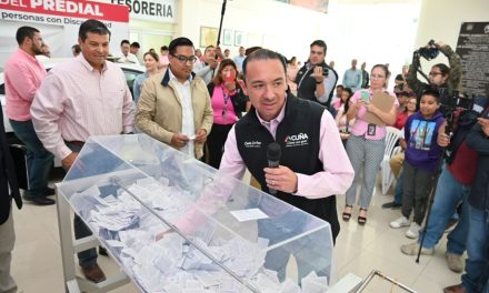 Emilio de Hoyos encabeza rifa a contribuyentes cumplidos