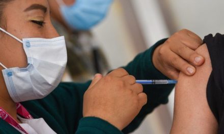 Vacunas contra influenza y covid-19 reducen riesgo de complicaciones