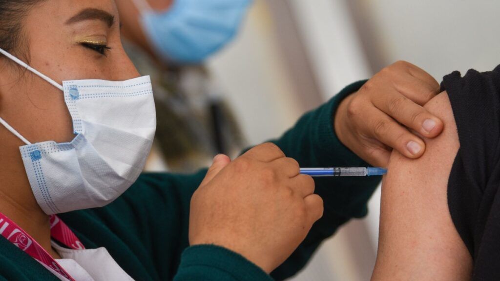 Vacunas contra influenza y covid-19 reducen riesgo de complicaciones