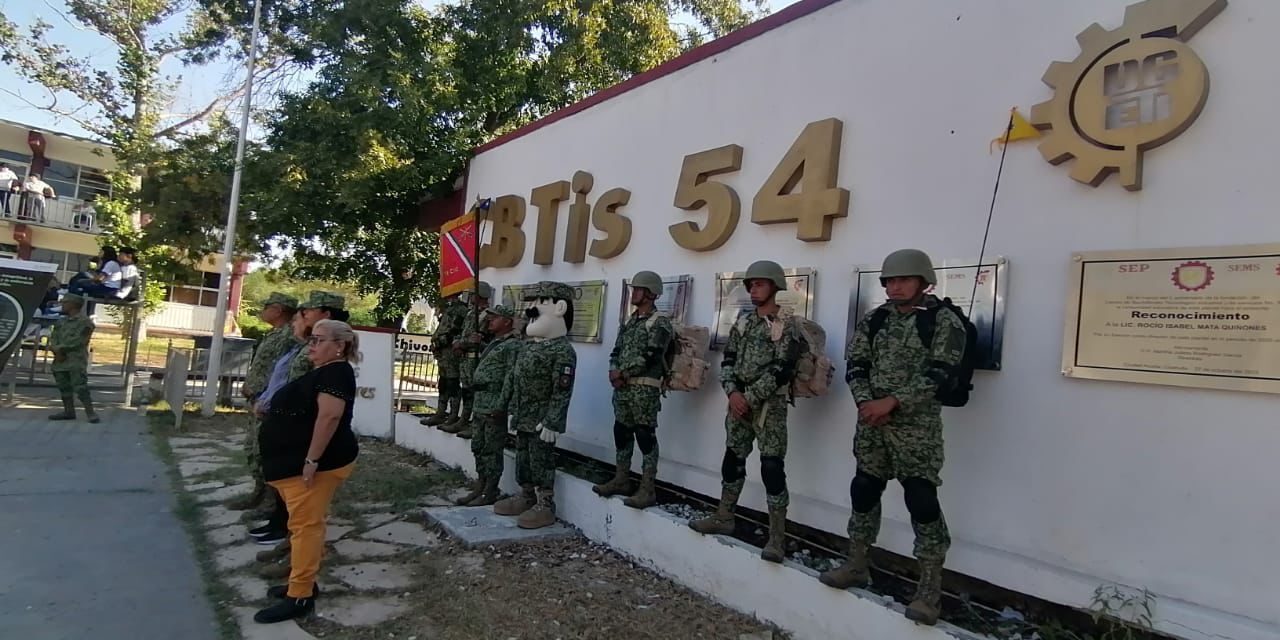 Lleva Ejército Mexicano exposición a los alumnos del CBTIS 54