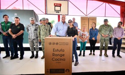 Entregan apoyos a familias afectadas por las lluvias