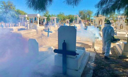 Nebulizan panteones para combatir el dengue