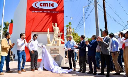 Develan monumento en honor a los constructores