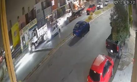Saltillo: Grúa se queda sin frenos y aplasta una camioneta en Hacienda Narro