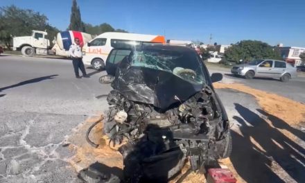 Aparatoso accidente deja daños materiales en el boulevard Antonio Cárdenas