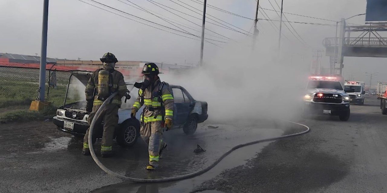 Arde un automóvil Tsuru en Ramos Arizpe