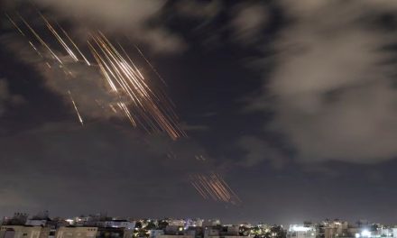 Irán lanza ataque con misiles balísticos contra Israel