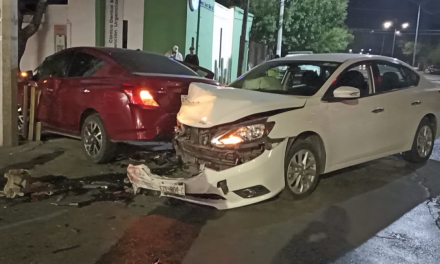 Saltillo: Atrapados tras provocar accidente, no esperaron su flecha para avanzar