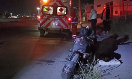 Moticlcista derrapó por acelerado y azota contra el pavimento en Saltillo