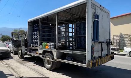 Camión repartidor provoca destrozos además de embestir a una mujer en ampliación Morelos