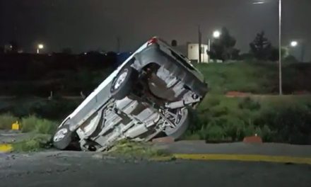 Camioneta casi cae a un arroyo en Saltillo