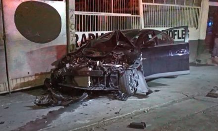 Mujer choca grúa, camioneta y negocio al sur de Saltillo por lo que termina detenida