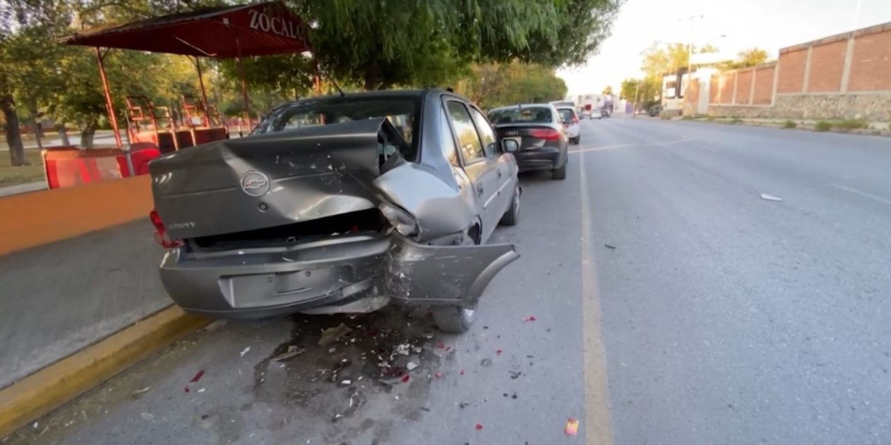Choca a vehículos estacionados en Saltillo