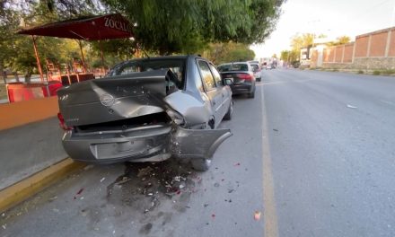 Choca a vehículos estacionados en Saltillo
