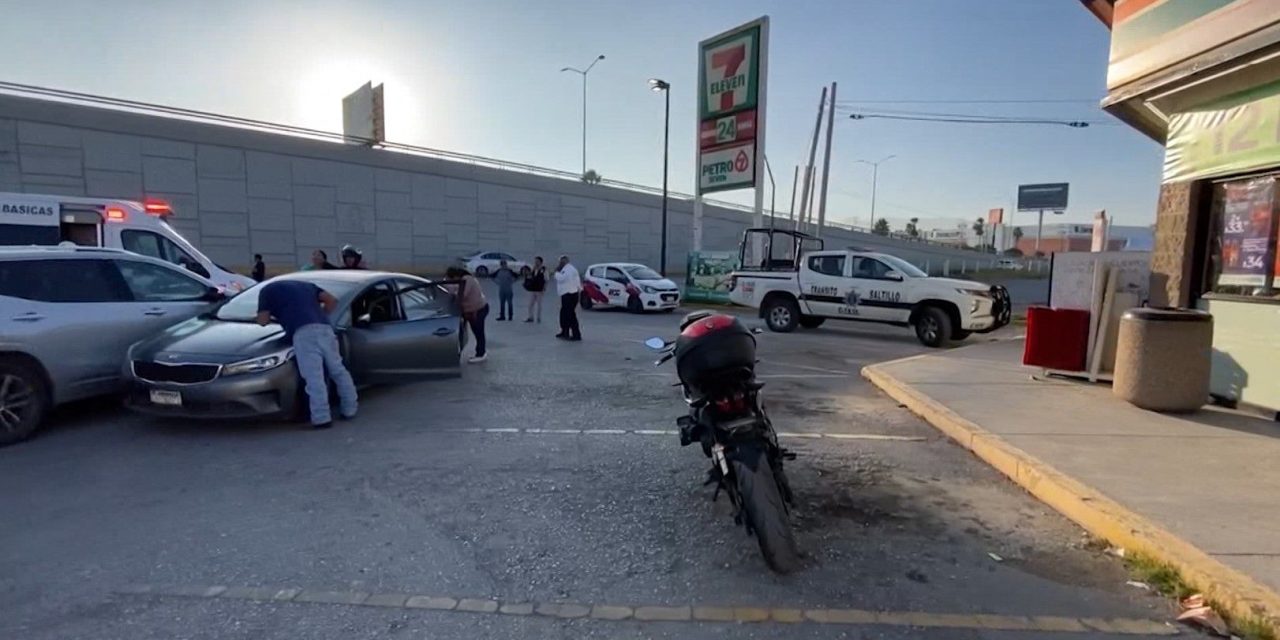 Choque en Gasolinera de colonia Alpes