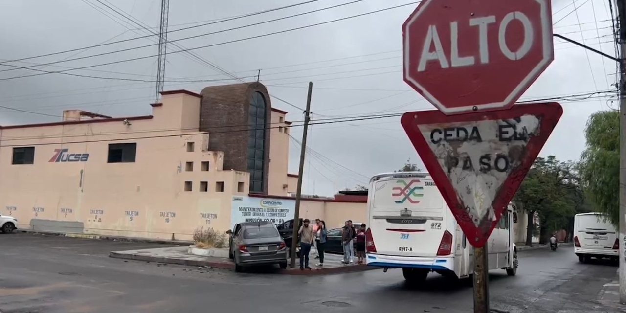 Conductor ignora el alto y provoca accidente en Saltillo