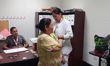 Secretaria de Salud vacuna al personal de RCG Media