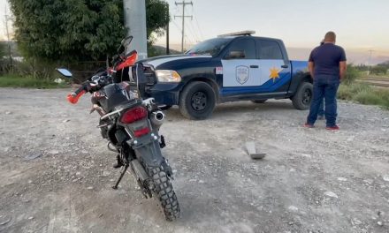 Cruza mujer sin precaución y la arrolla motociclista en Ramos Arizpe
