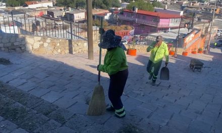 Cuadrillas de limpieza dan mantenimiento a escalinata de Santa Anita para el altar de muertos