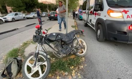 Derriban a motociclista y le fracturan una pierna en Saltillo